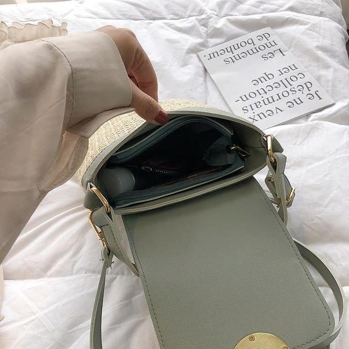 Straw shoulder beach bag