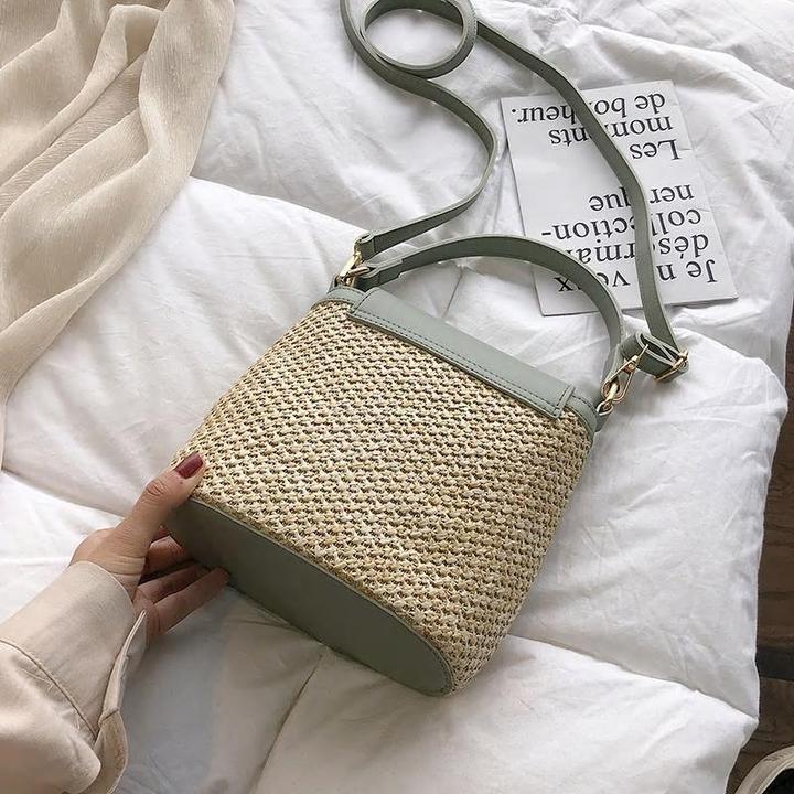 Straw shoulder beach bag